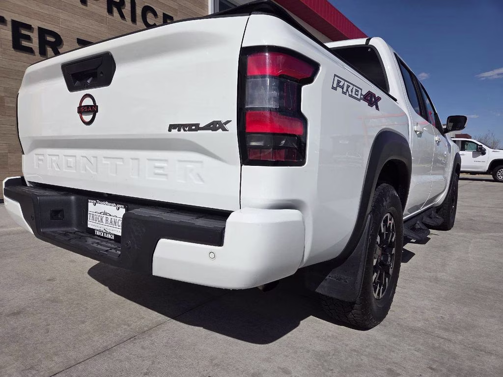 2022 Glacier White Nissan Frontier PRO-4X 4X4 Truck