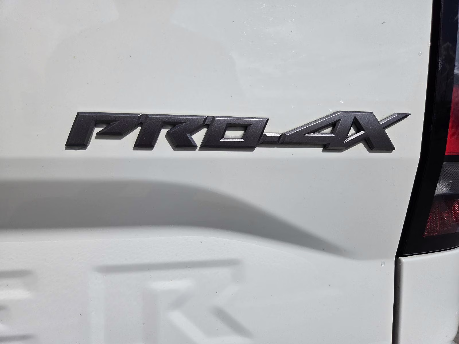 2022 Glacier White Nissan Frontier PRO-4X 4X4 Truck