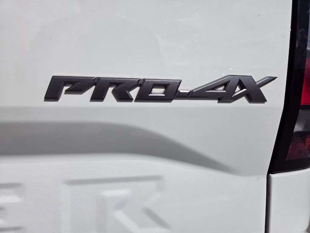 2022 Glacier White Nissan Frontier PRO-4X 4X4 Truck