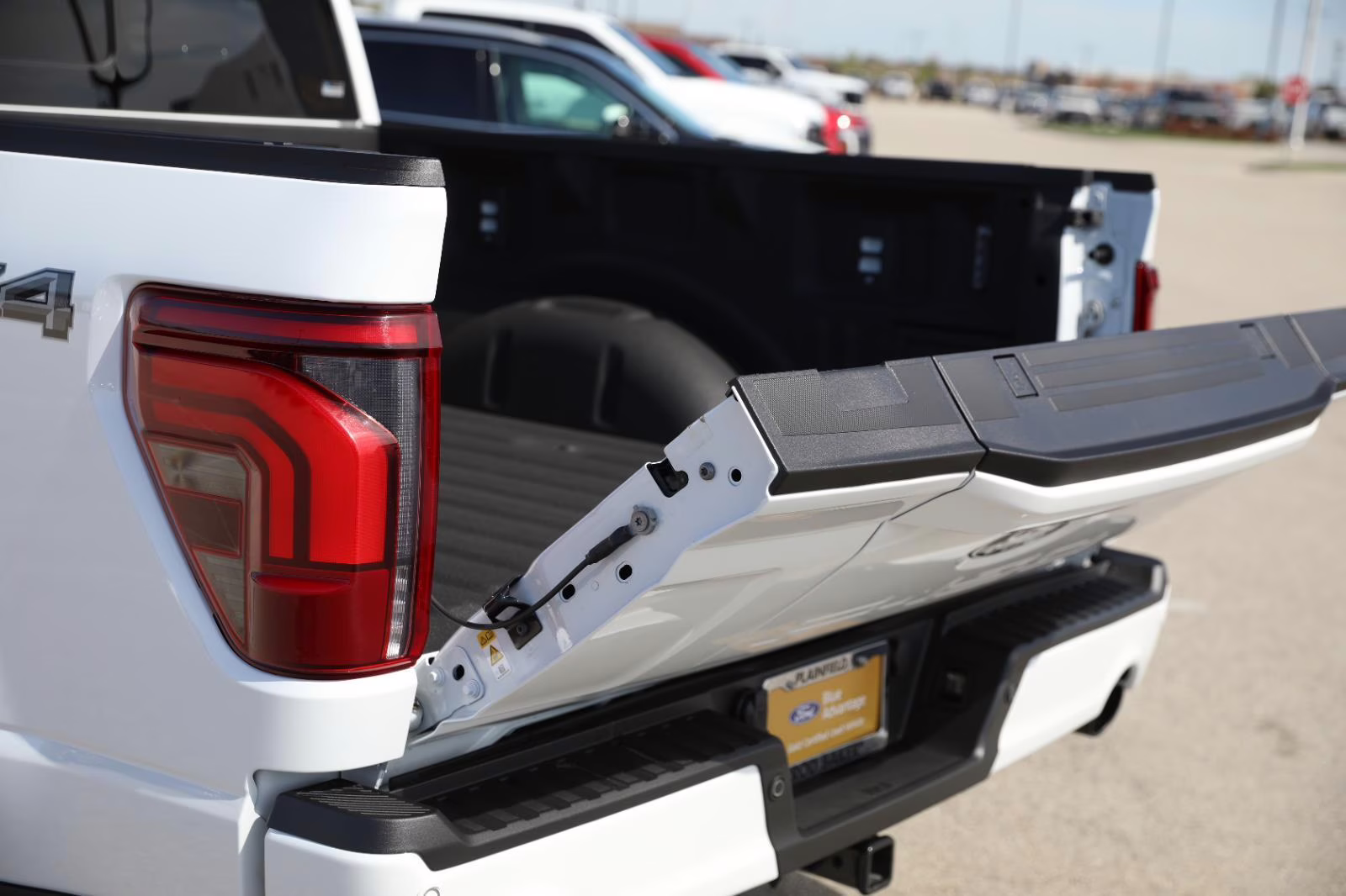 2025 Oxford White Ford F-150 LARIAT 4X4 Truck