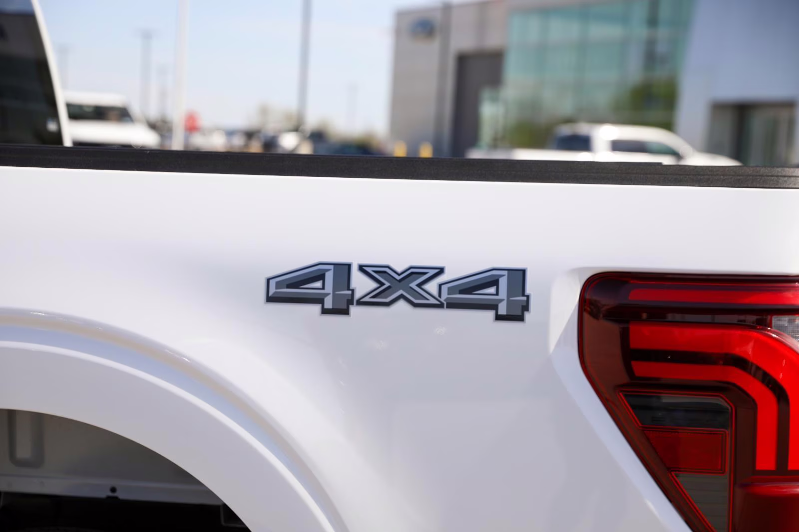 2025 Oxford White Ford F-150 LARIAT 4X4 Truck