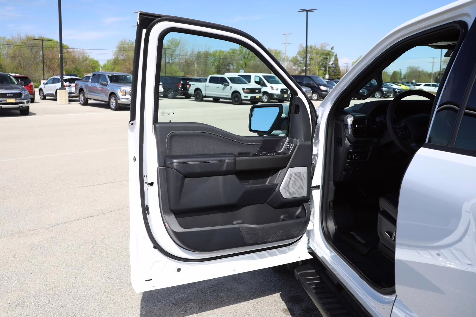 2025 Oxford White Ford F-150 LARIAT 4X4 Truck