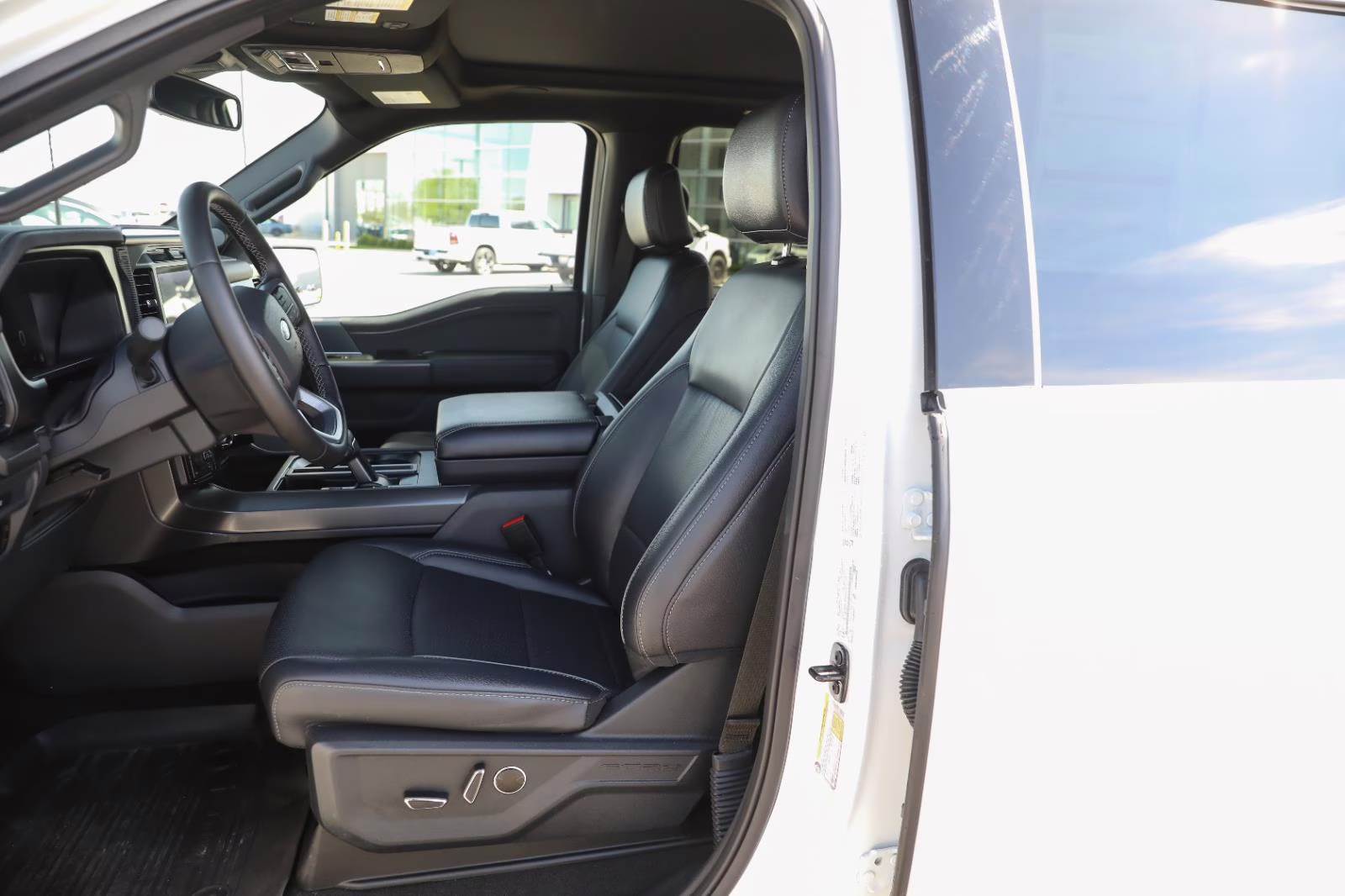 2025 Oxford White Ford F-150 LARIAT 4X4 Truck