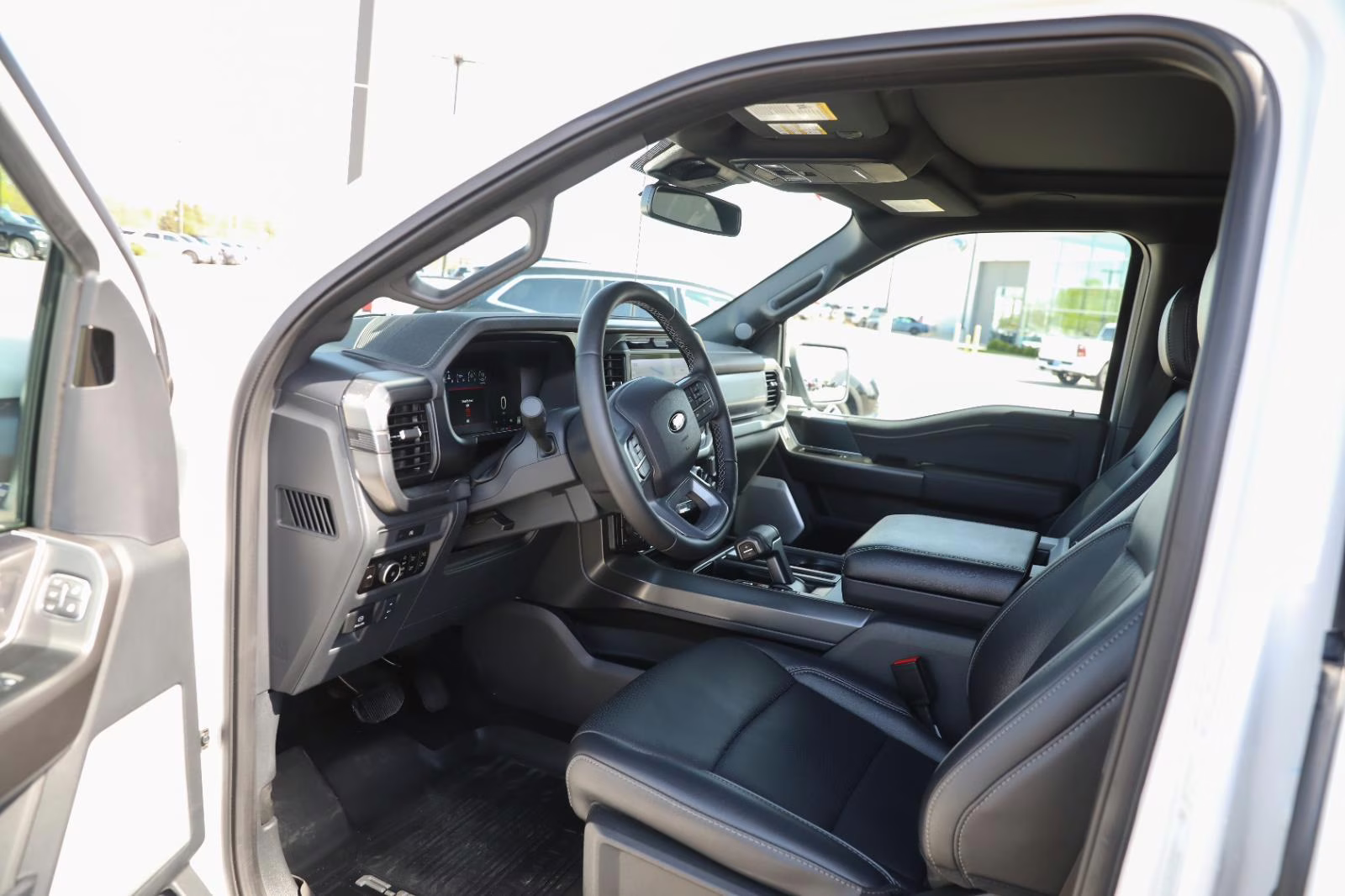 2025 Oxford White Ford F-150 LARIAT 4X4 Truck
