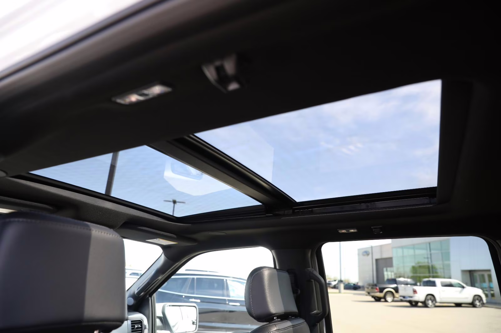 2025 Oxford White Ford F-150 LARIAT 4X4 Truck