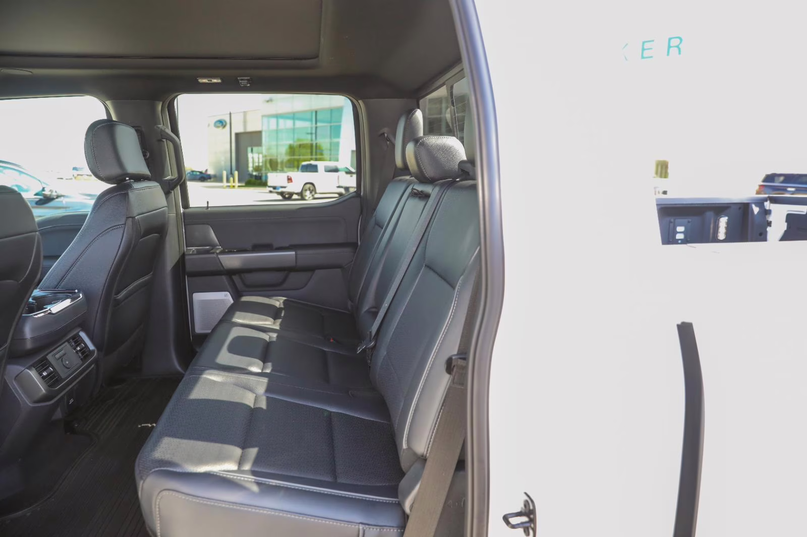 2025 Oxford White Ford F-150 LARIAT 4X4 Truck