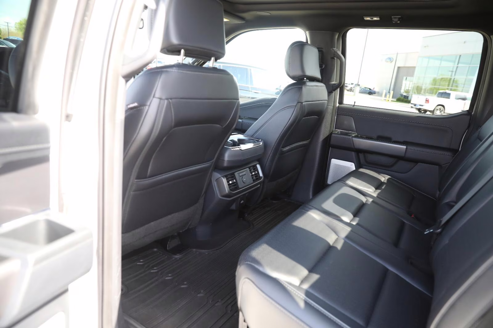 2025 Oxford White Ford F-150 LARIAT 4X4 Truck