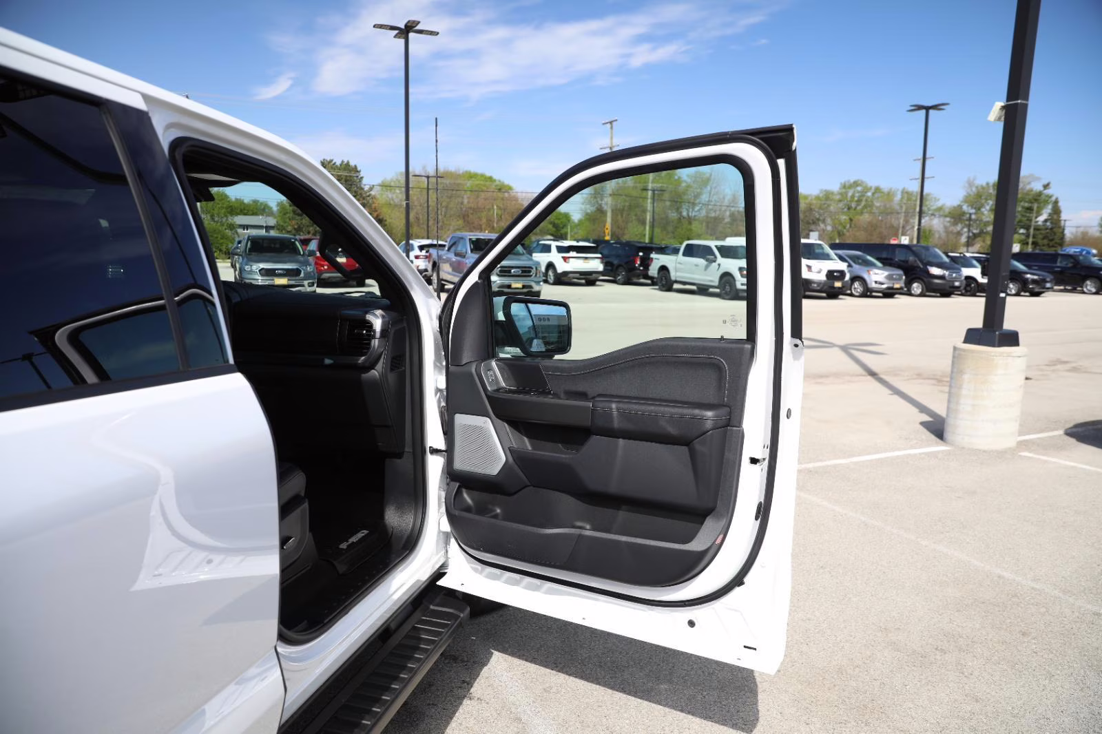2025 Oxford White Ford F-150 LARIAT 4X4 Truck