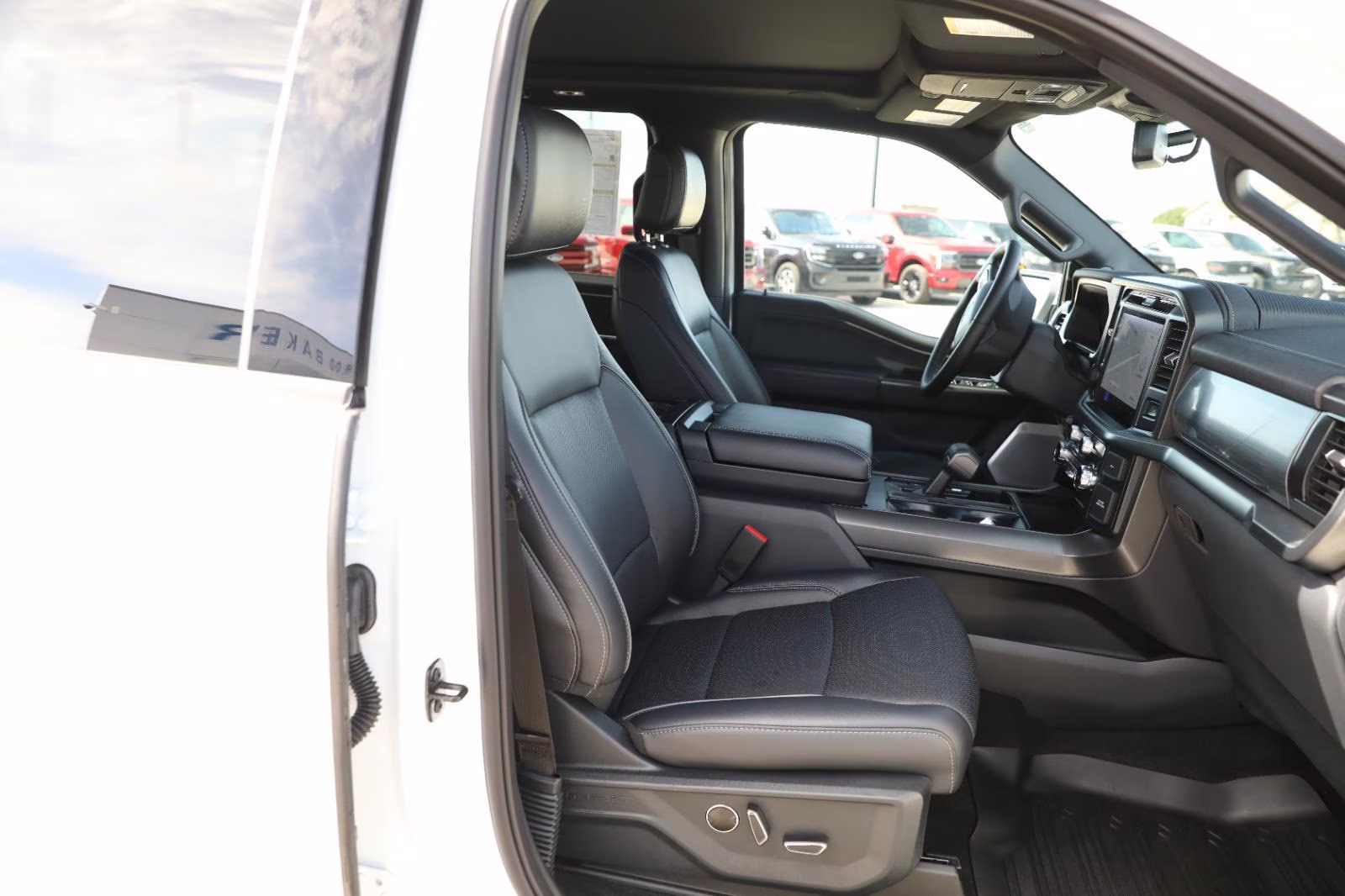 2025 Oxford White Ford F-150 LARIAT 4X4 Truck