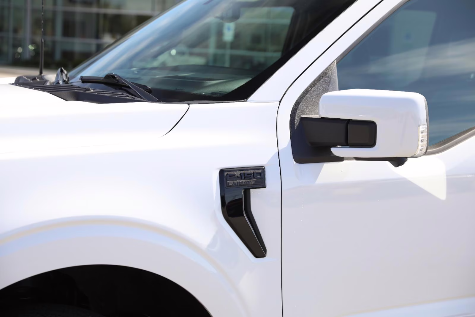 2025 Oxford White Ford F-150 LARIAT 4X4 Truck