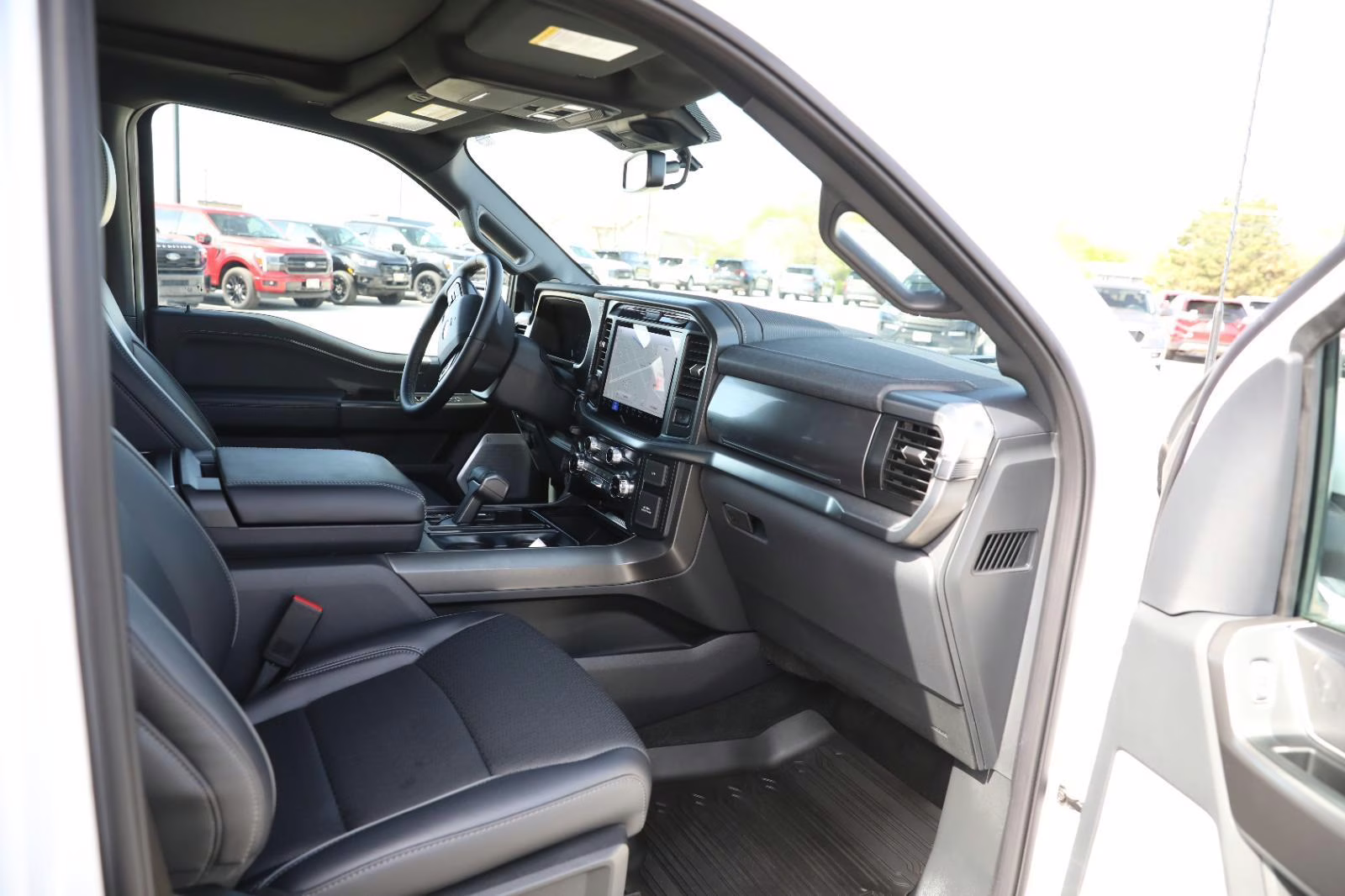 2025 Oxford White Ford F-150 LARIAT 4X4 Truck