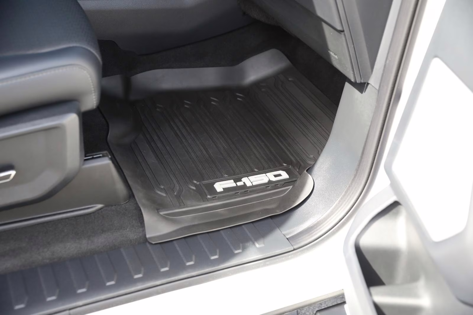 2025 Oxford White Ford F-150 LARIAT 4X4 Truck