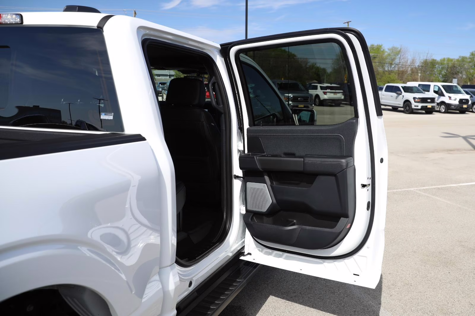 2025 Oxford White Ford F-150 LARIAT 4X4 Truck