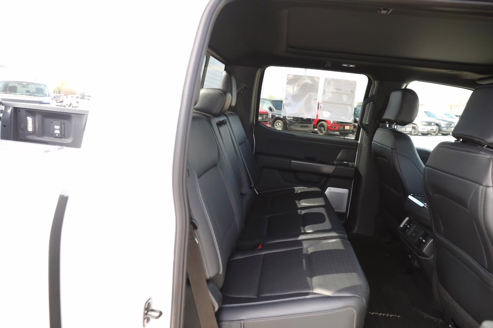 2025 Oxford White Ford F-150 LARIAT 4X4 Truck
