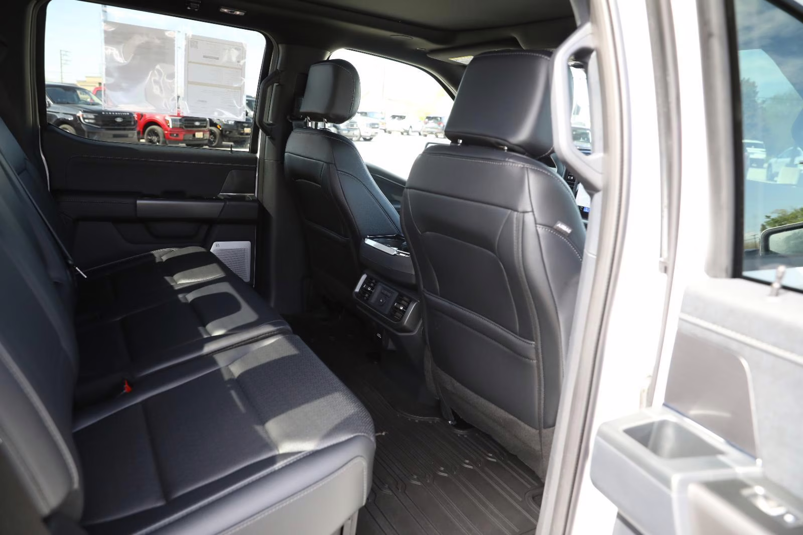 2025 Oxford White Ford F-150 LARIAT 4X4 Truck