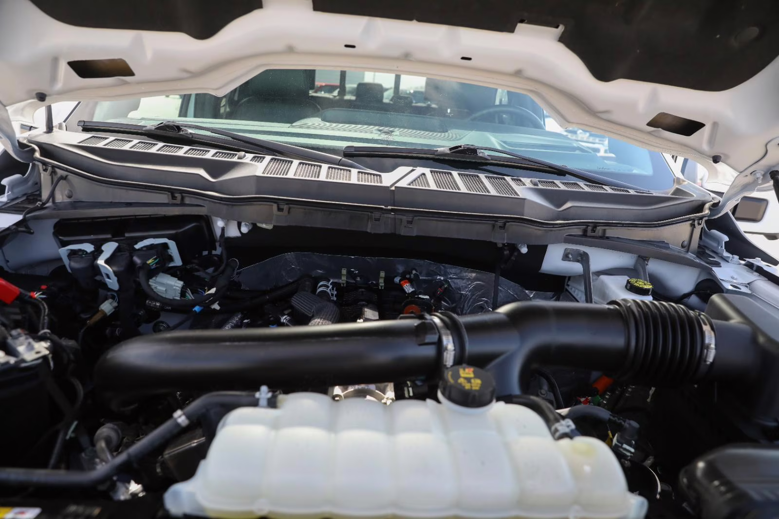 2025 Oxford White Ford F-150 LARIAT 4X4 Truck