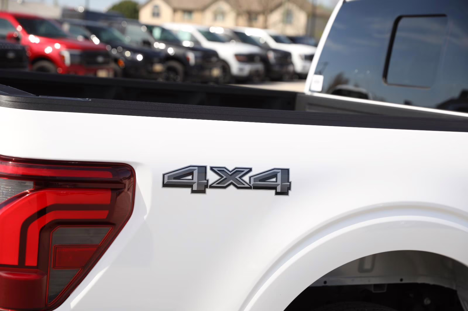 2025 Oxford White Ford F-150 LARIAT 4X4 Truck