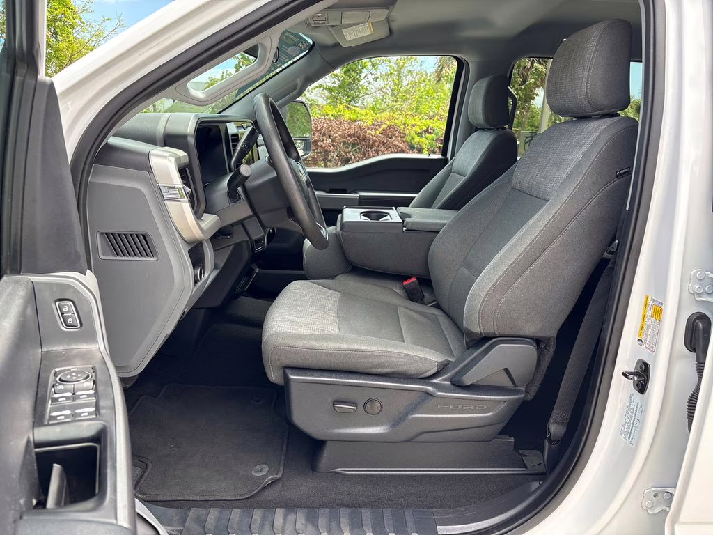 2025 Oxford White Ford Super Duty F-250 SRW XLT 4X4 Truck