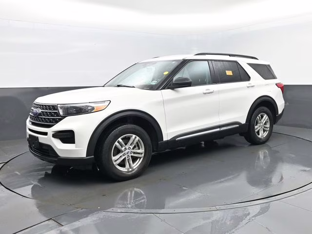 2022 White Metallic Ford Explorer XLT 4X4 SUV