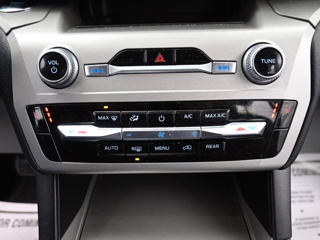 2022 White Metallic Ford Explorer XLT 4X4 SUV