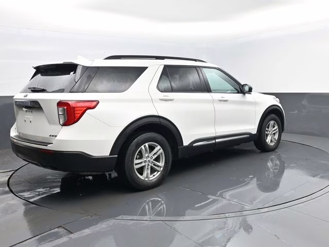 2022 White Metallic Ford Explorer XLT 4X4 SUV