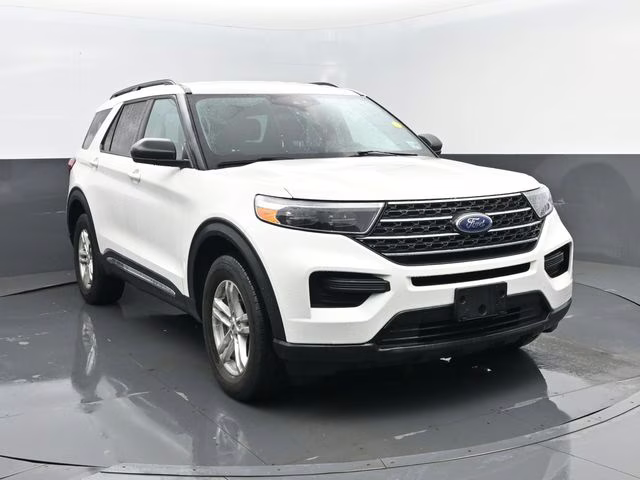 2022 White Metallic Ford Explorer XLT 4X4 SUV