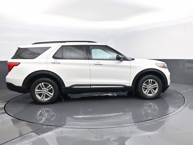 2022 White Metallic Ford Explorer XLT 4X4 SUV