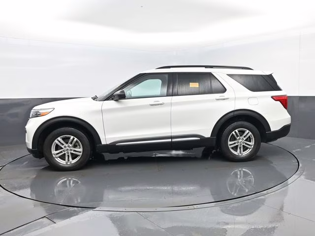 2022 White Metallic Ford Explorer XLT 4X4 SUV