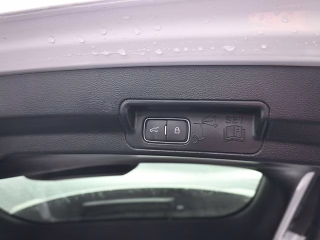 2022 White Metallic Ford Explorer XLT 4X4 SUV