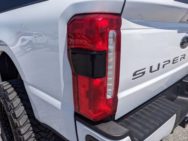 2025 Oxford White Ford Super Duty F-350 SRW Lariat 4X4 Truck