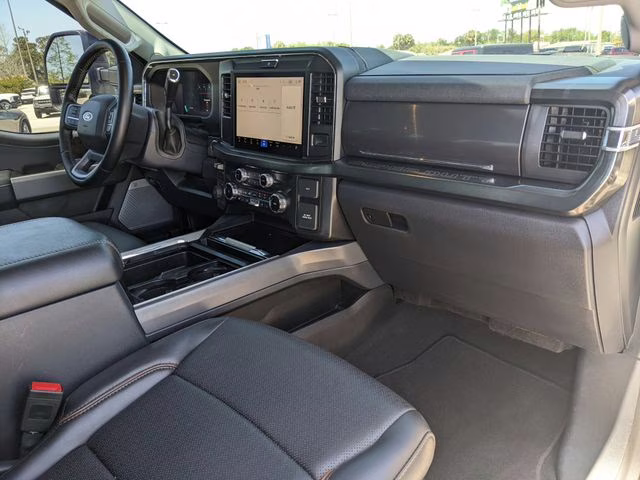 2025 Oxford White Ford Super Duty F-350 SRW Lariat 4X4 Truck