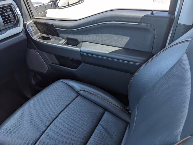 2025 Oxford White Ford Super Duty F-350 SRW Lariat 4X4 Truck