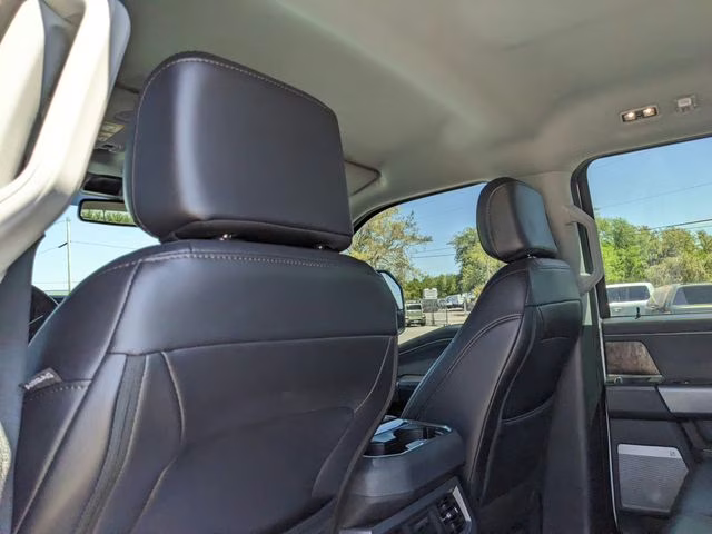 2025 Oxford White Ford Super Duty F-350 SRW Lariat 4X4 Truck