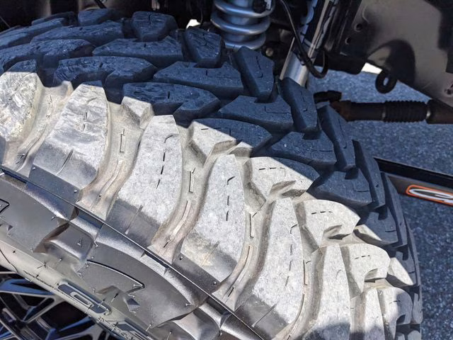 2025 Oxford White Ford Super Duty F-350 SRW Lariat 4X4 Truck