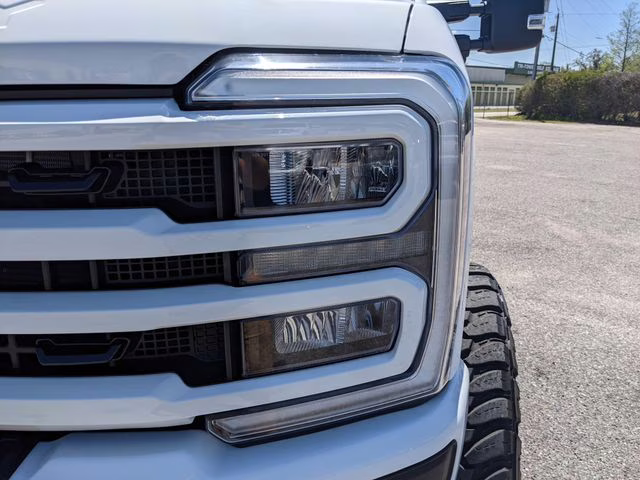 2025 Oxford White Ford Super Duty F-350 SRW Lariat 4X4 Truck