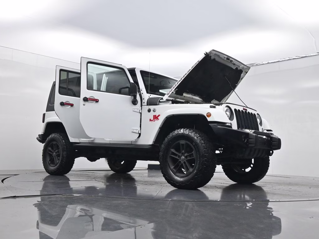2017 Bright White Clearcoat Jeep Wrangler Unlimited Sahara 4X4 SUV