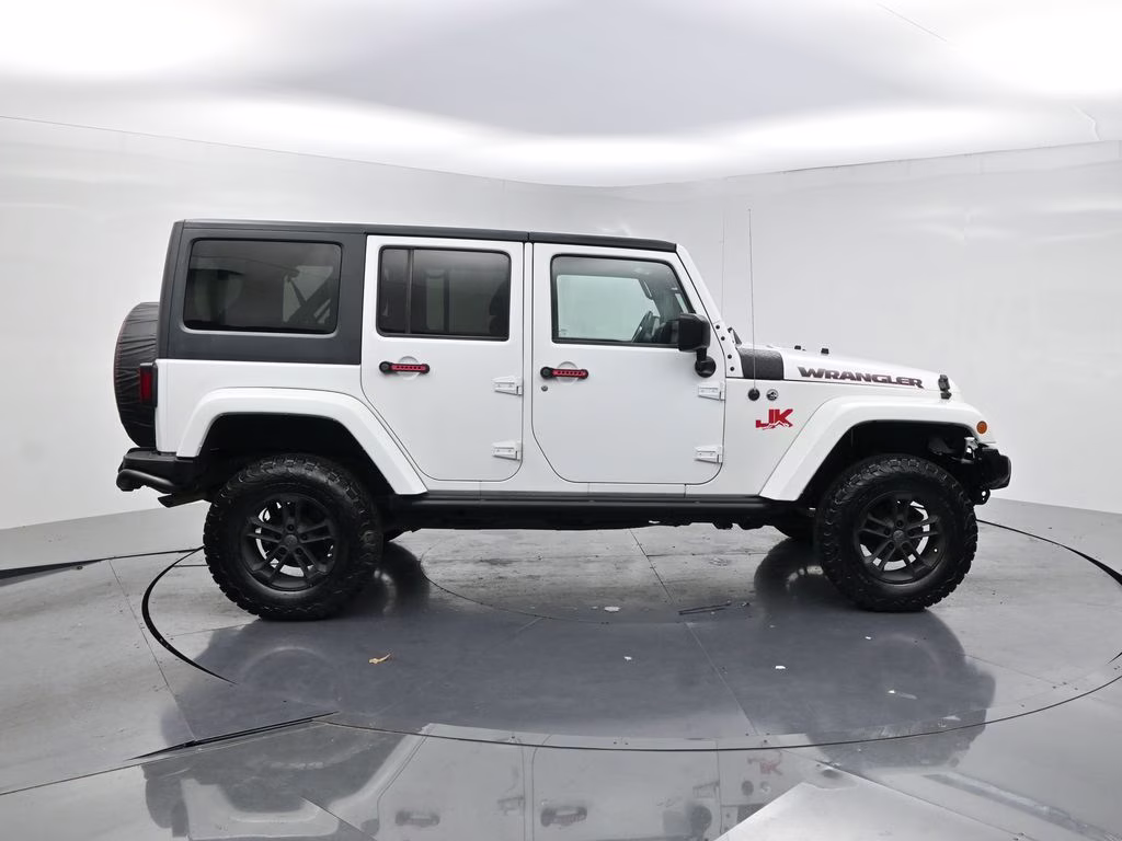 2017 Bright White Clearcoat Jeep Wrangler Unlimited Sahara 4X4 SUV