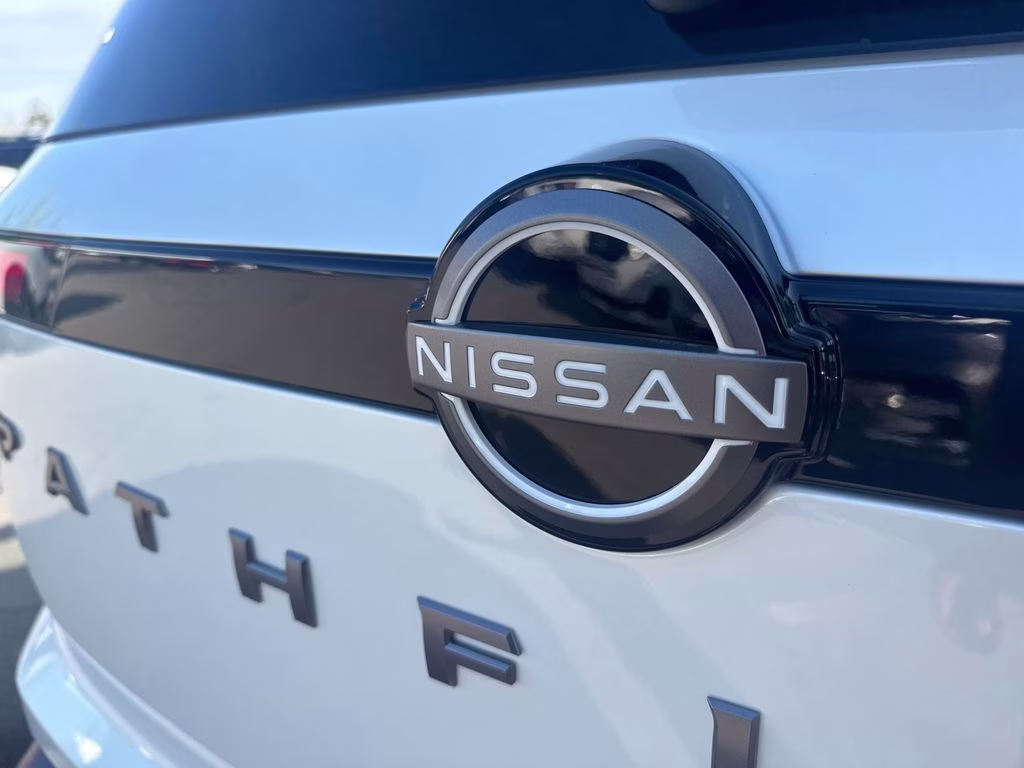 2026 Everest White Pearl Tricoat Nissan Pathfinder Platinum FWD SUV