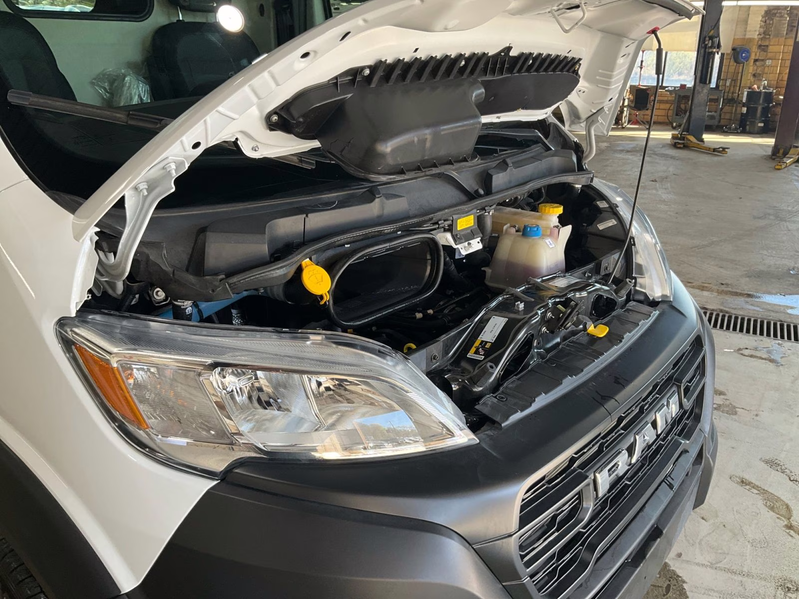 2025 Bright White Clearcoat Ram Promaster 2500 Low Roof Tradesman FWD Van