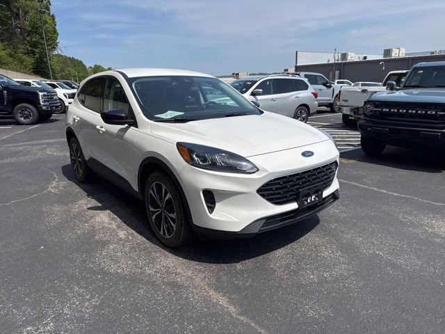 2022 White Metallic Ford Escape SE AWD SUV