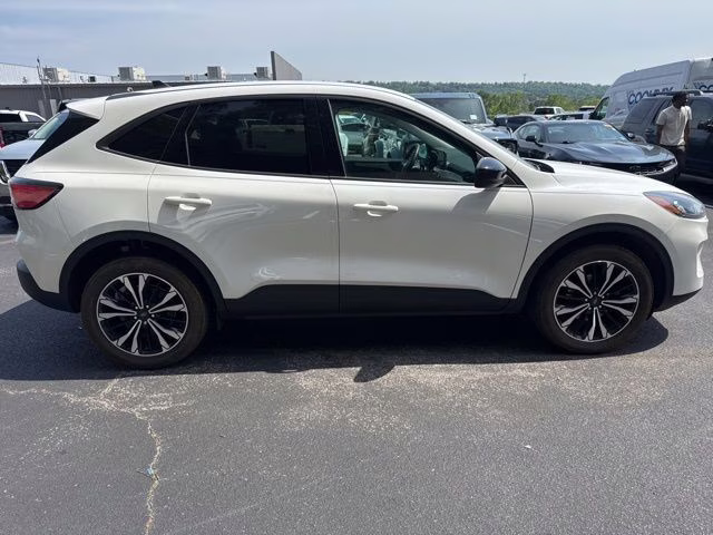 2022 White Metallic Ford Escape SE AWD SUV