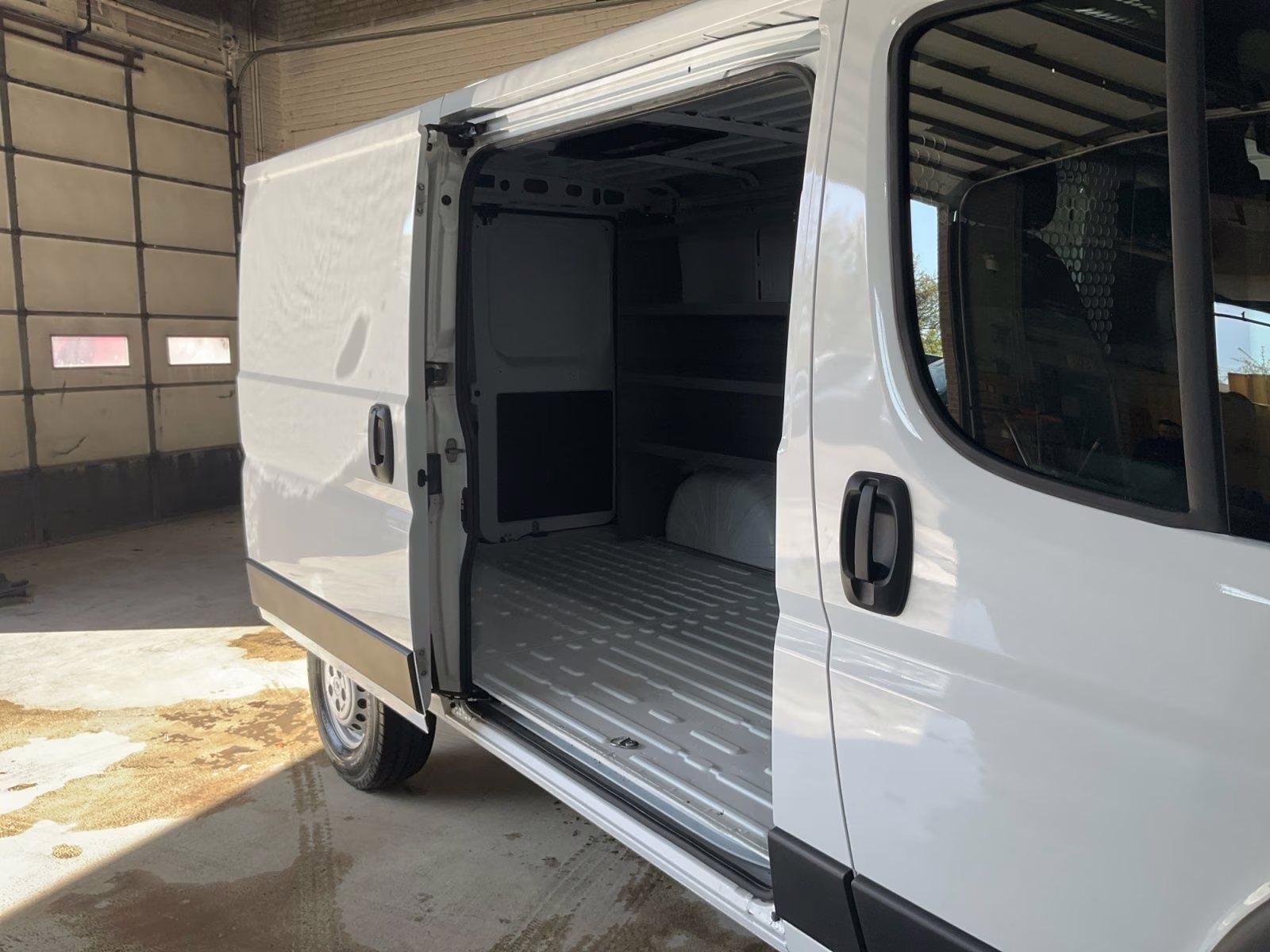 2025 Bright White Clearcoat Ram Promaster 2500 Low Roof Tradesman FWD Van