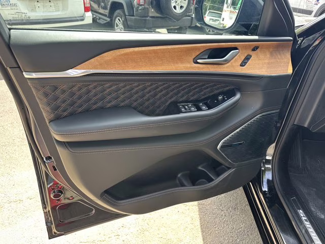 2025 Diamond Black Crystal Pearlcoat Jeep Grand Cherokee L Summit Reserve 4X4 SUV