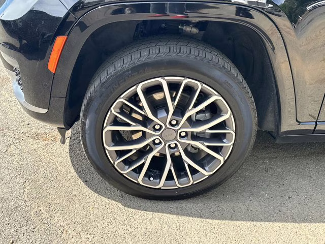 2025 Diamond Black Crystal Pearlcoat Jeep Grand Cherokee L Summit Reserve 4X4 SUV