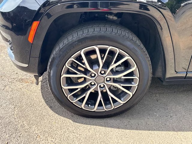 2025 Diamond Black Crystal Pearlcoat Jeep Grand Cherokee L Summit Reserve 4X4 SUV