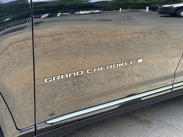 2025 Diamond Black Crystal Pearlcoat Jeep Grand Cherokee L Summit Reserve 4X4 SUV