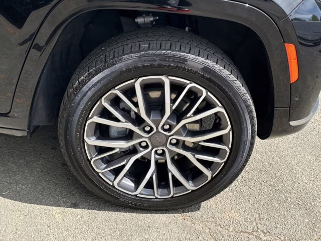 2025 Diamond Black Crystal Pearlcoat Jeep Grand Cherokee L Summit Reserve 4X4 SUV