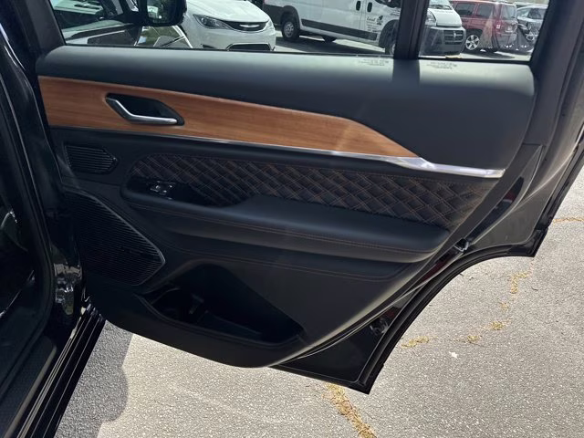 2025 Diamond Black Crystal Pearlcoat Jeep Grand Cherokee L Summit Reserve 4X4 SUV