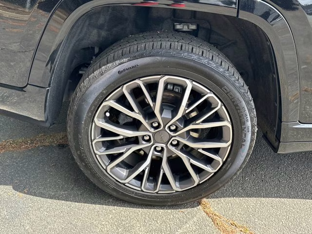 2025 Diamond Black Crystal Pearlcoat Jeep Grand Cherokee L Summit Reserve 4X4 SUV