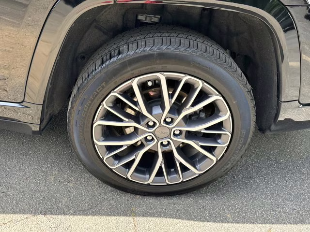 2025 Diamond Black Crystal Pearlcoat Jeep Grand Cherokee L Summit Reserve 4X4 SUV